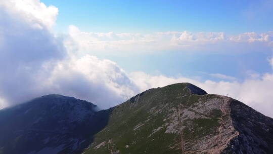 多云雪山山峰美景