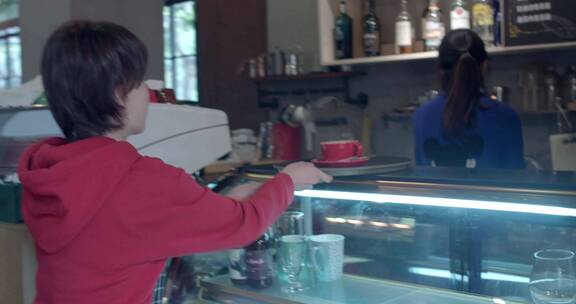 咖啡店忙碌的女服务员