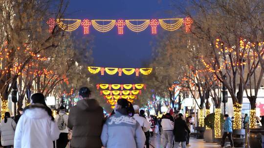 春节期间北京前门大街夜晚的游客视频素材模板下载