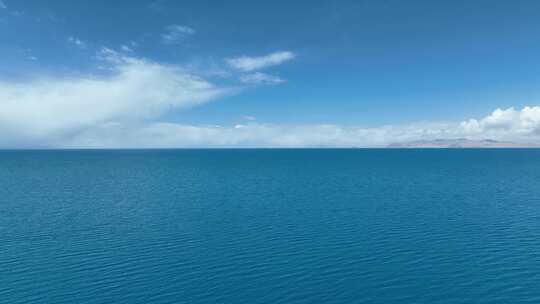 西藏纳木措海天一色高原湖泊晴天风景