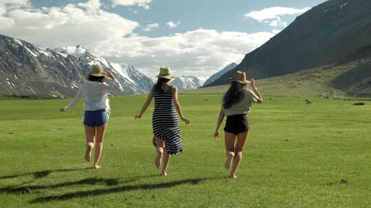 4K-三个女闺蜜在绿草如茵的草地上自由奔跑