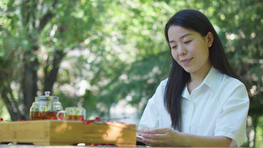 中国女性女人户外公园喝茶读书学习办公