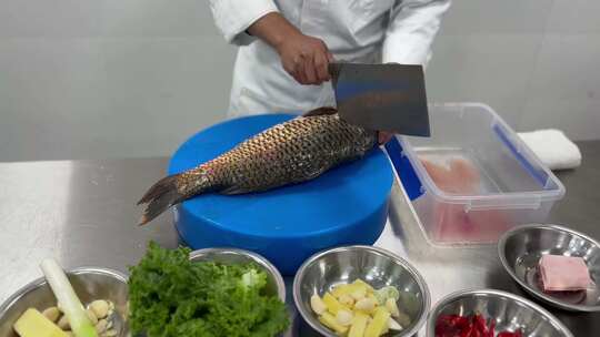铁锅炖大鱼贴饼子，从材料准备到制作过程。高清在线视频素材下载