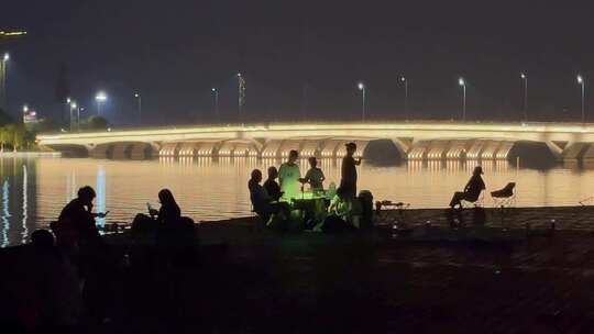 夜晚湿地公园桥梁亮化纳凉吹风野炊聚餐1