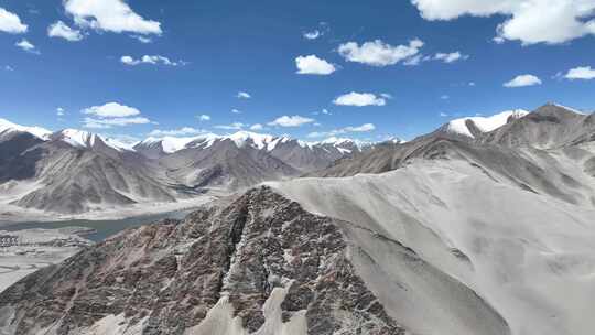 航拍新疆阿克陶县白沙湖景区白沙山晴天风光