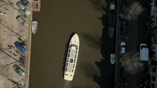 阿姆斯特丹运河河上的旅游船汽车和人镜头