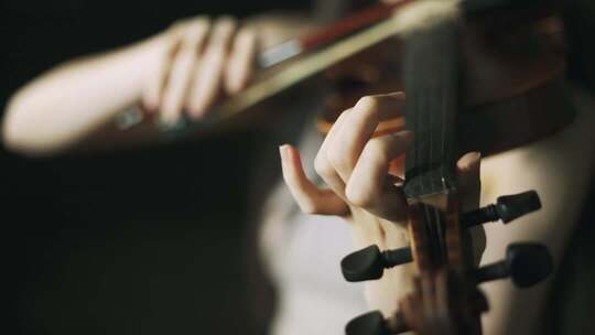 人物演奏小提琴特写