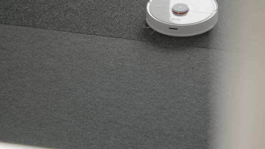 机器人吸尘器清洁地毯的高角度拍摄