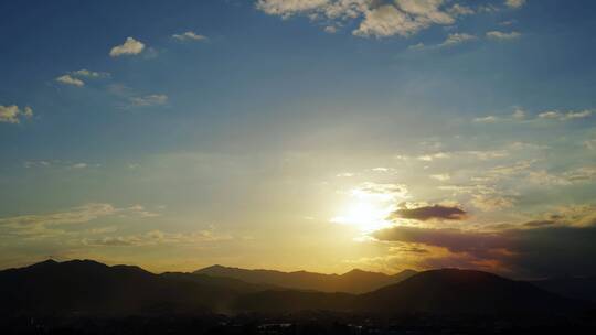 傍晚天空夕阳山日落延时黄昏山峰山脉阳光云