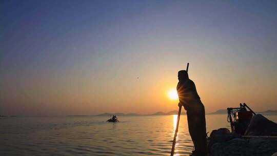 实拍两人捕鱼素材