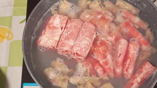 汆烫肥牛牛肉焯水做饭去血沫飞水