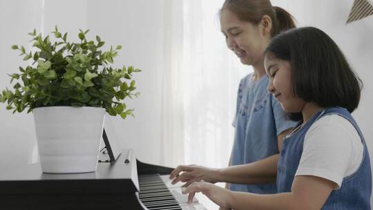 女孩弹钢琴视频素材模板下载