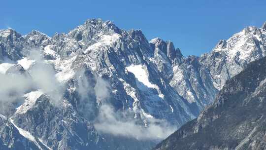 航拍晴天玉龙雪山壮阔山峰