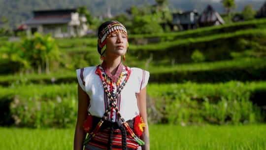 穿着Ifugao传统服装的阳光亲吻的女人