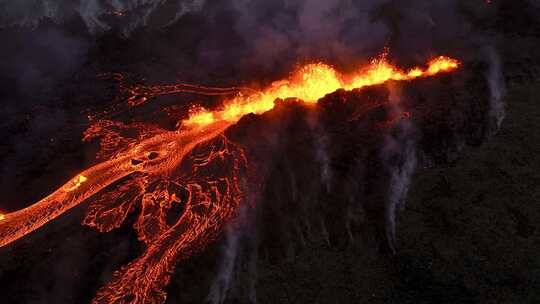 近距离观察火山喷发活跃的火山口