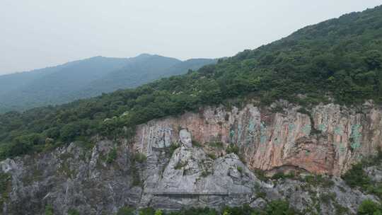 航拍湖北襄阳孟浩然摩崖石刻雕像