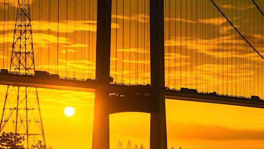日出朝霞大桥太阳从大桥钻出延时摄影