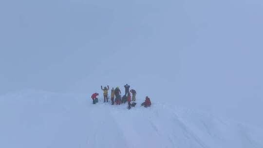 航拍登顶四川第二高峰中山峰的登山队