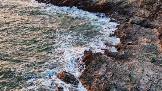 海浪拍打岩石的壮观景象