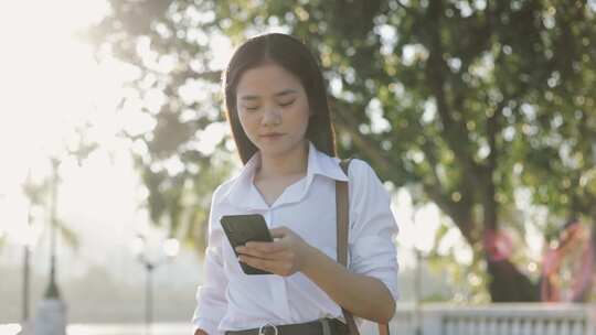 女商人、打字、智能手机、城市