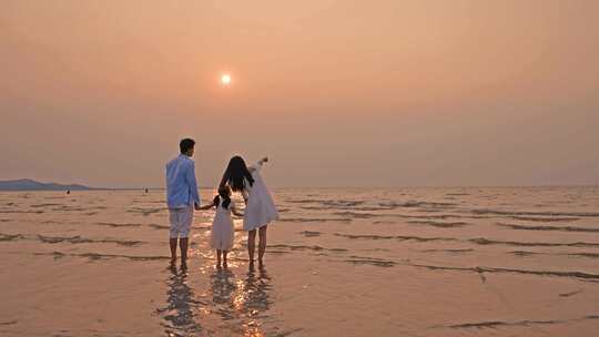 一家人海边看日落 一家人海边散步