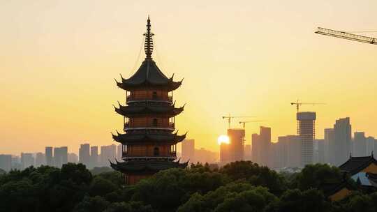 古塔与现代建筑共融日落景象