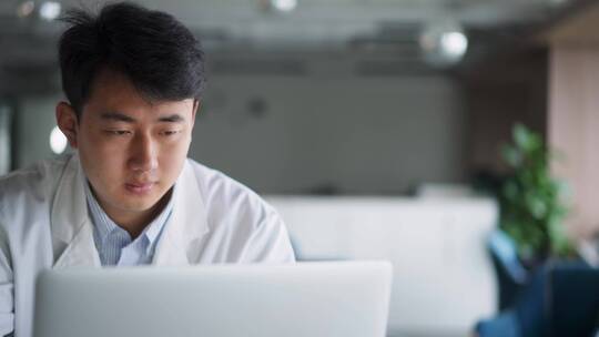 年轻医学科研人员办公室使用笔记本电脑视频素材模板下载