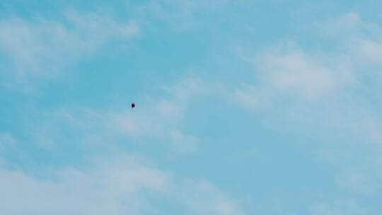 气球飘在空中 飞上上蓝天