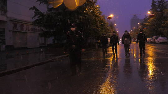 疫情武汉封城 雨雪天夜晚 路灯 的防疫人员