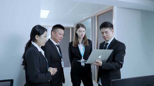 办公室内白领工作场景