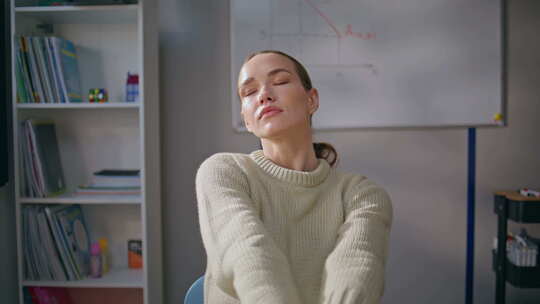 疲劳的女人老师伸展在工作场所特写女士感觉