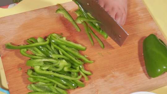 特写实拍美食做饭清洗柿子椒青椒切丝切菜