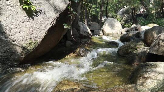 中国天津蓟县盘山风景区山上水流小溪瀑布