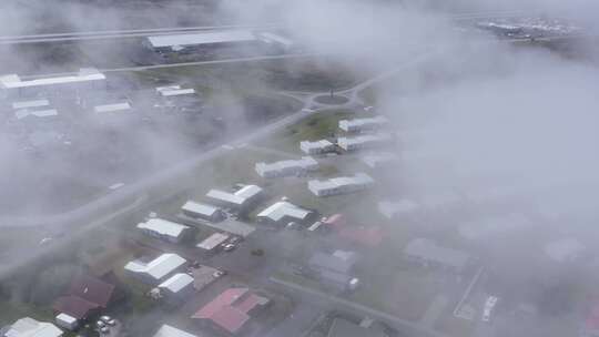 空中，薄雾覆盖着冰岛的Njardvik居