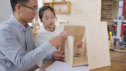 父亲教孩子制作手工木艺