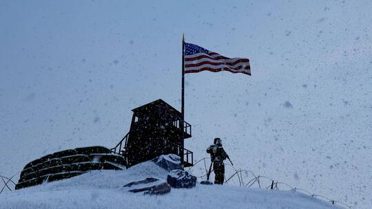 下雪边境上的美国士兵