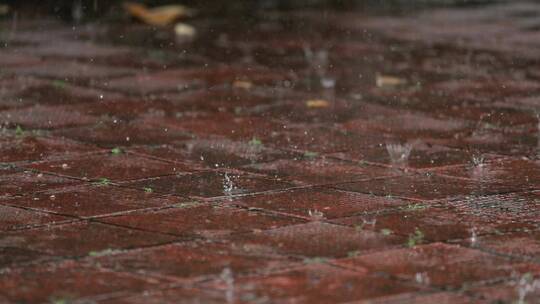 雨滴落在地上