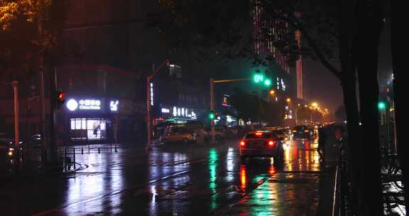 6孤独-雨夜汽车驶过老街