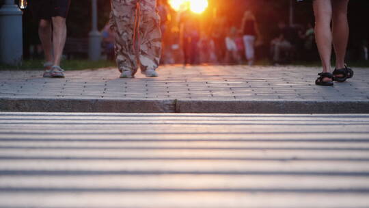 人们走在夕阳下的慢镜头