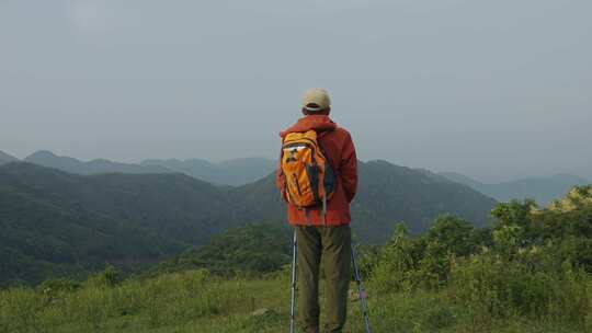 背包者山间眺望群山