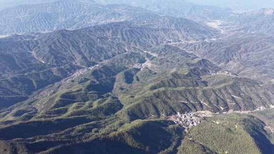 高空俯瞰连绵起伏的山脉和村庄