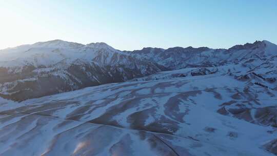 航拍冬季新疆赛里木湖雪山冰湖蓝冰日照金山