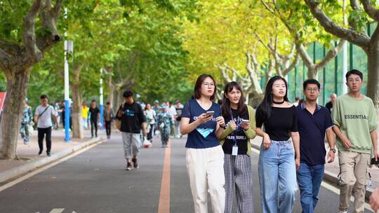 大学校园学生人流  大学校园上课 大学学生