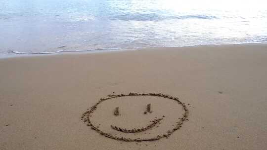 在沙滩上花个笑脸