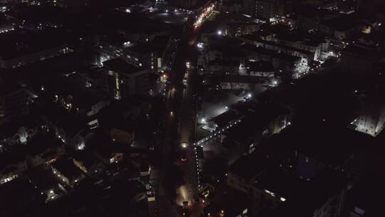无人机航拍夜间的城市道路