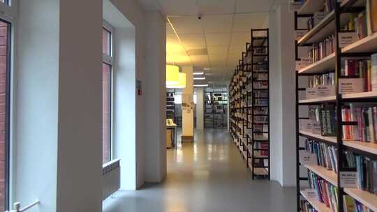 图书馆的书架长廊