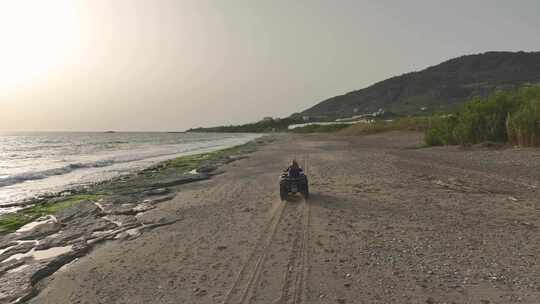 女孩沿海骑行的地中海ATV旅程天线