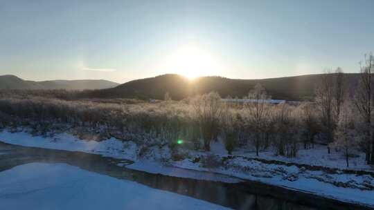 大兴安岭冬季冰河雪林冻雾阳光