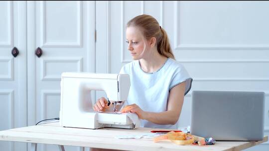 正在缝纫的女士视频素材模板下载