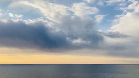 海面上方的天空与云层景观